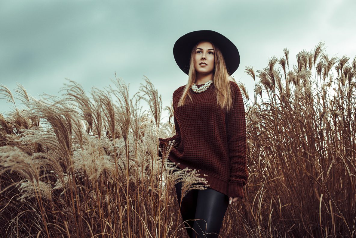 Outdoor Fotografie einer jungen Frau mit Hut in der Natur