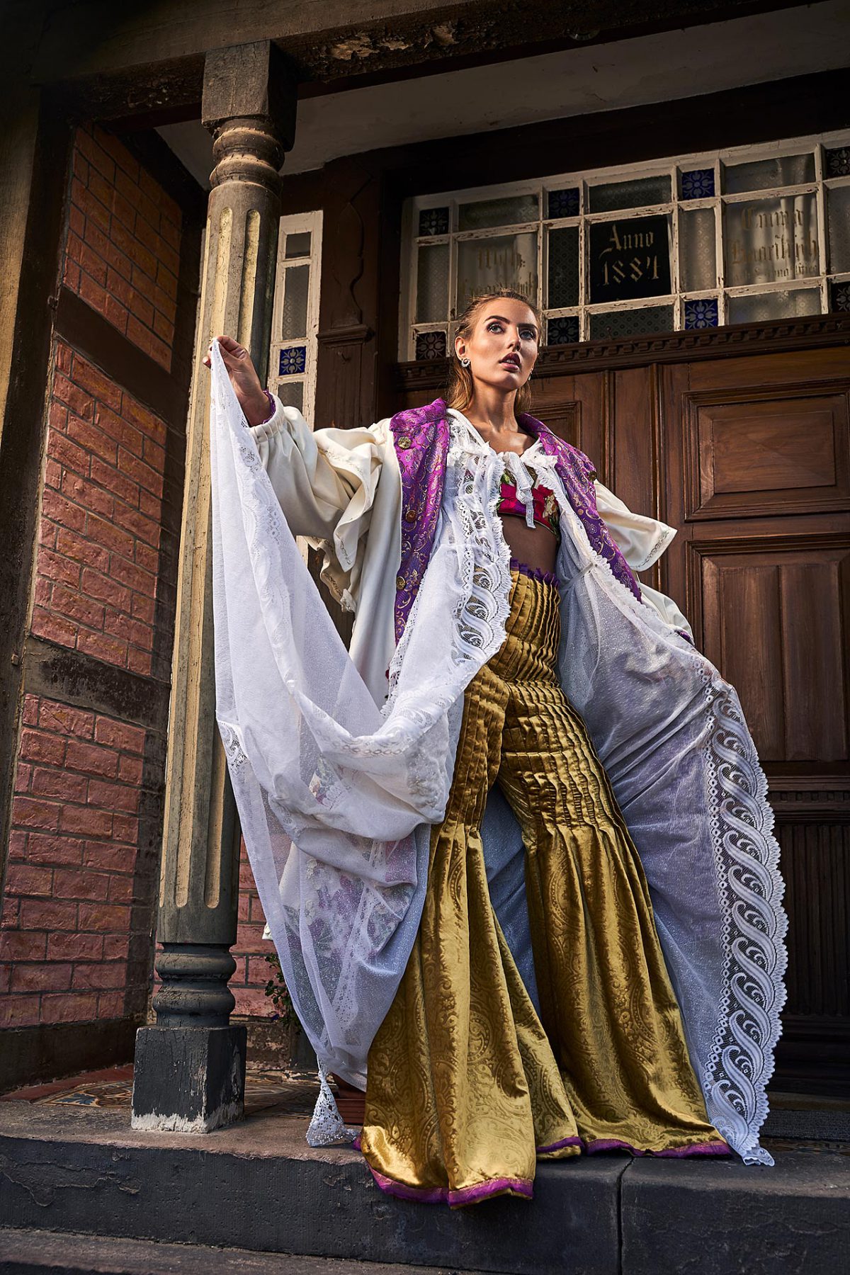 Mode Fotografie junge Frau in Outfit inspiriert durch deutsche Trachten