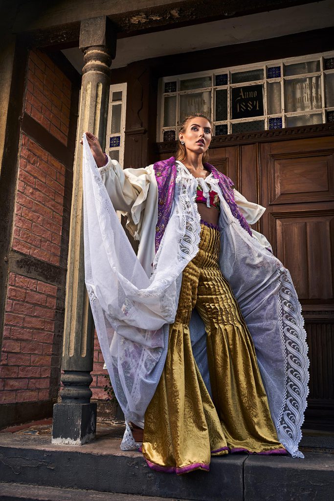 Mode Fotografie junge Frau in Outfit inspiriert durch deutsche Trachten